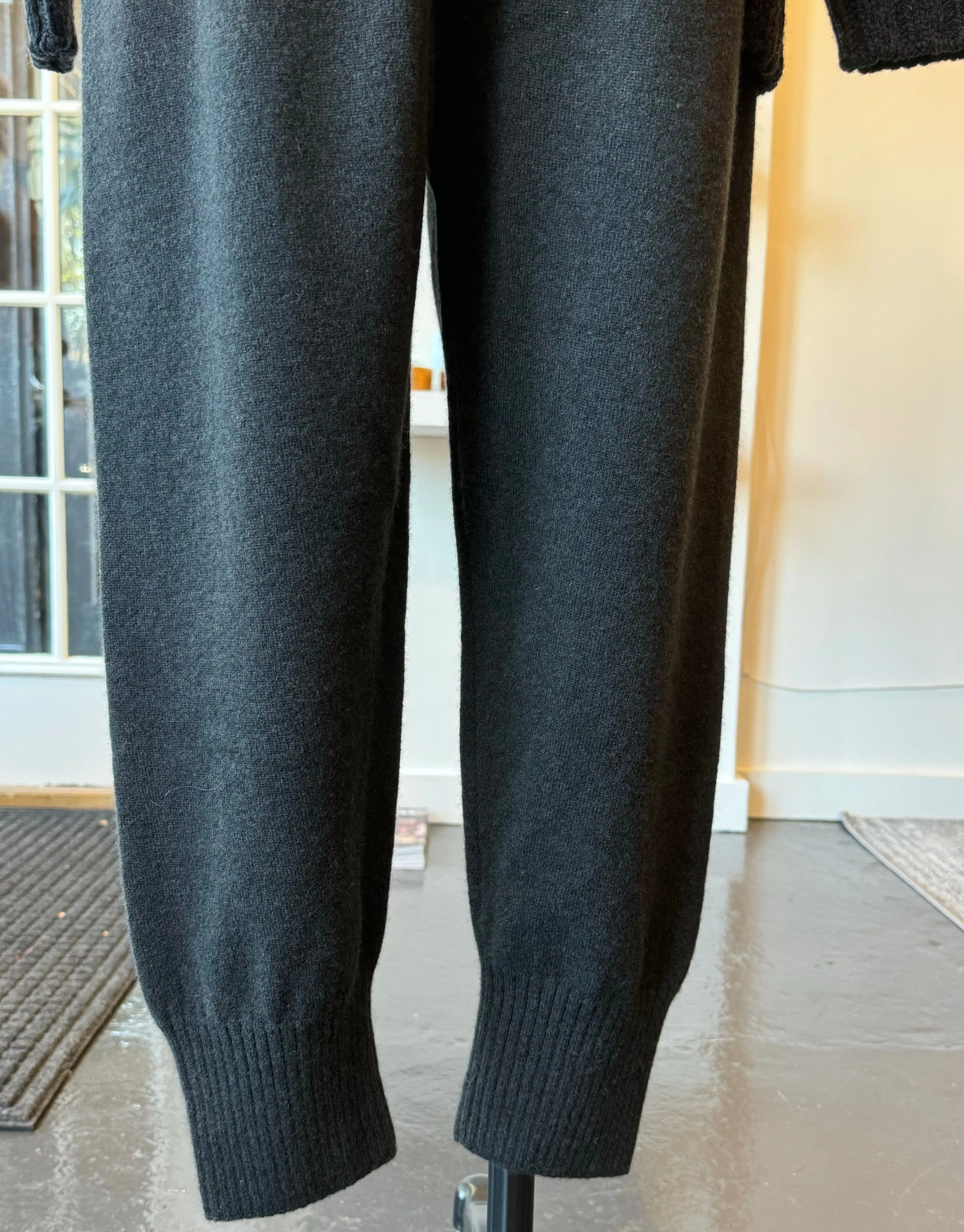 Cashmere Leggings in Sumi