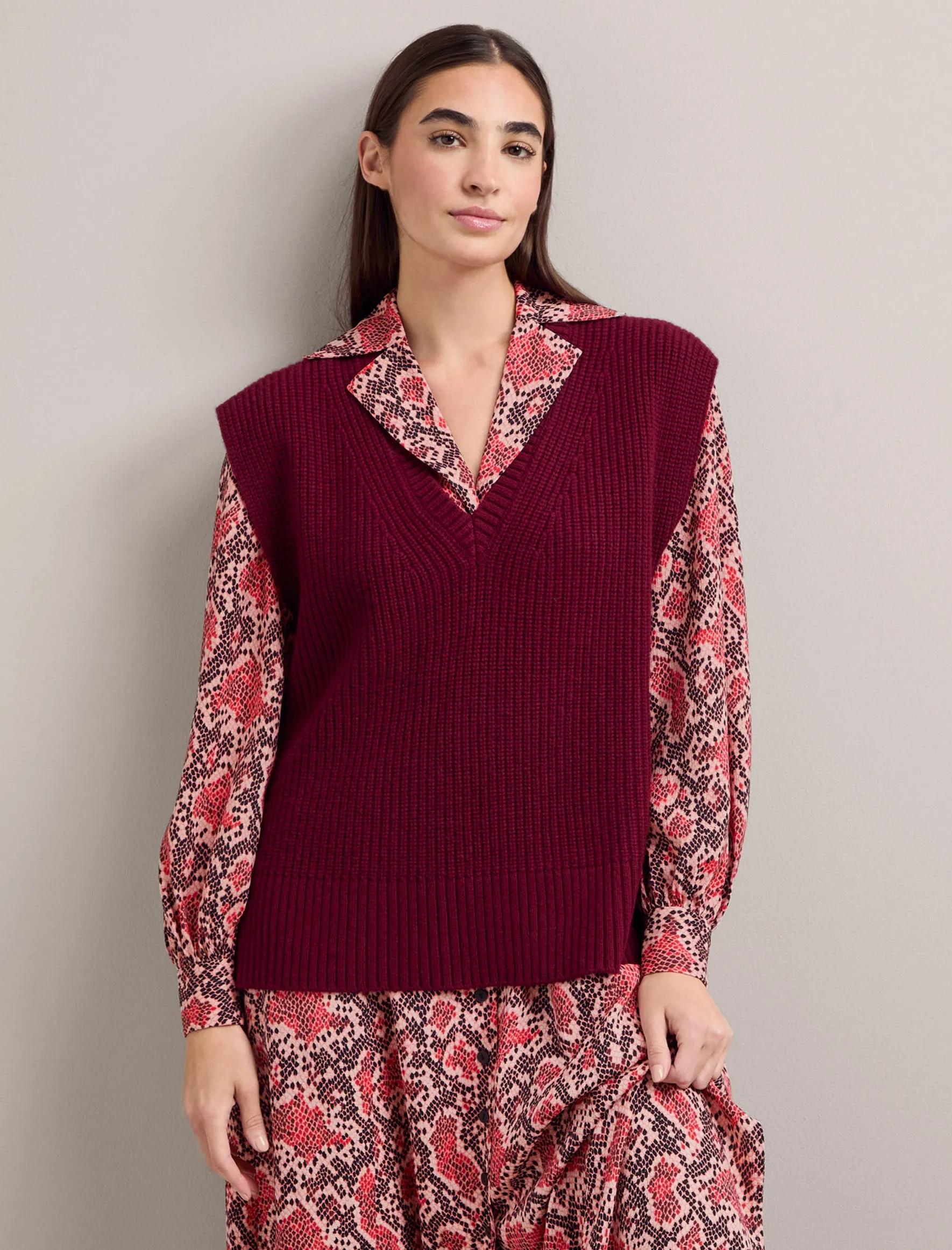 Janice Cashmere Blend V Neck Sleeveless Jumper - Burgundy